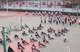 滑手扮关公成都街头玩滑板